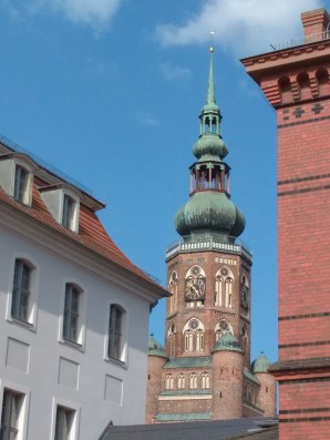 IMG_20180615_165344030_Greifswald Cathedral inbetween university buildings